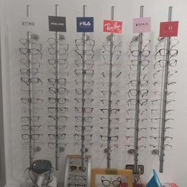 Centro Óptico Canillas expositor de gafas